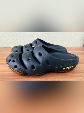 KEEN Yogui Artsfull 'Black
Slip On Slipper Clog Slides Men’s: 9 Women’s: 11